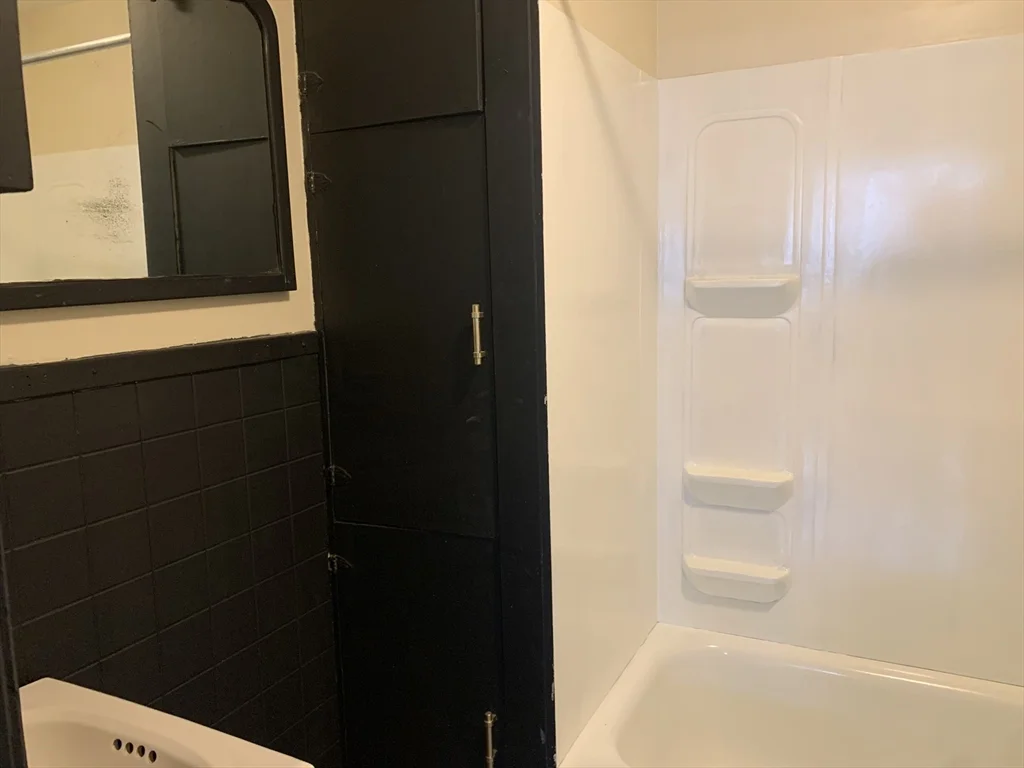 1 bed, 1 bath apartment for rent at 108 Elmwood Unit 2, Swansea — photo 12 of 15