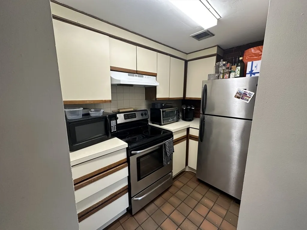 2 bed, 1 bath apartment for rent at 108 Gainsborough St Unit 006W, Fenway — photo 4 of 10