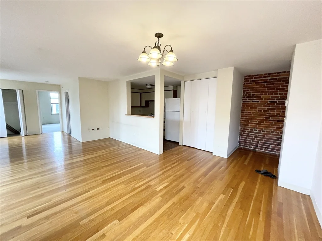 2 bed, 1 bath apartment for rent at 108 Gainsborough Unit 404W, Fenway — photo 5 of 14