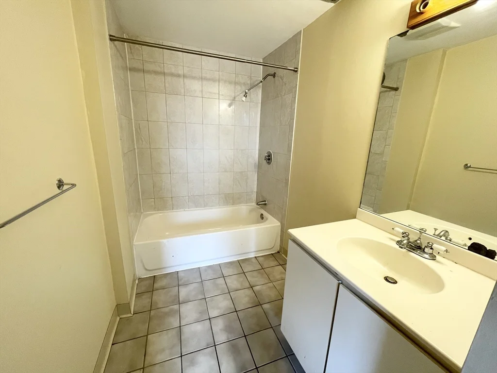 2 bed, 1 bath apartment for rent at 108 Gainsborough Unit 404W, Fenway — photo 11 of 14