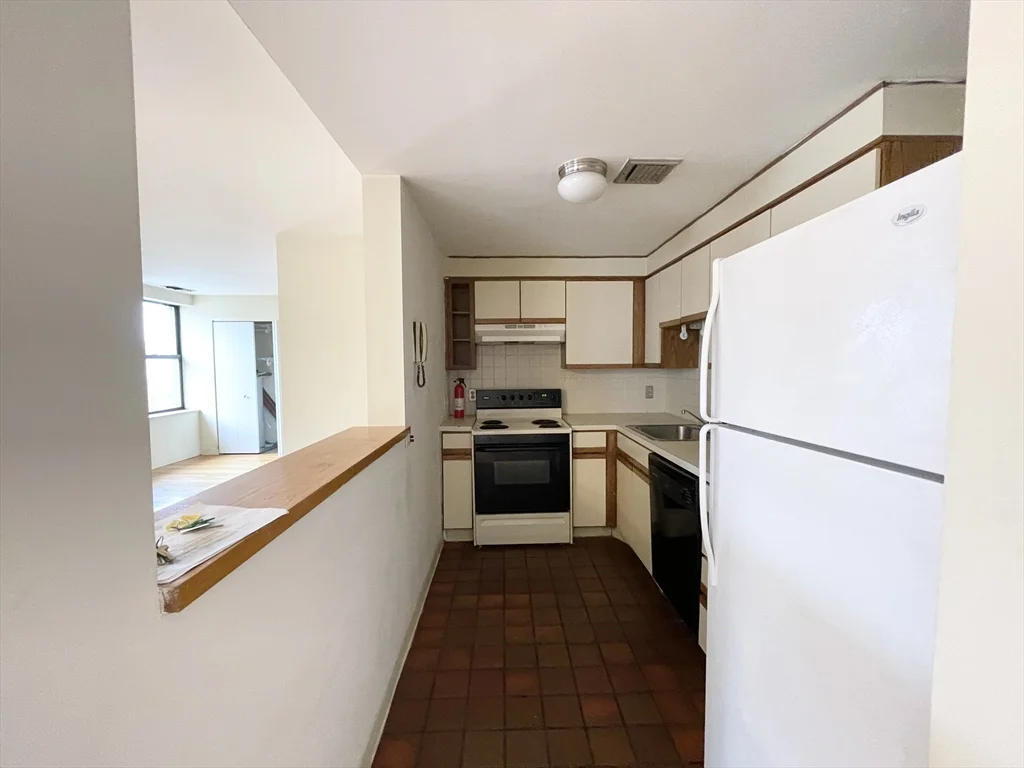 2 bed, 1 bath apartment for rent at 108 Gainsborough Unit 404W, Fenway — photo 2 of 14