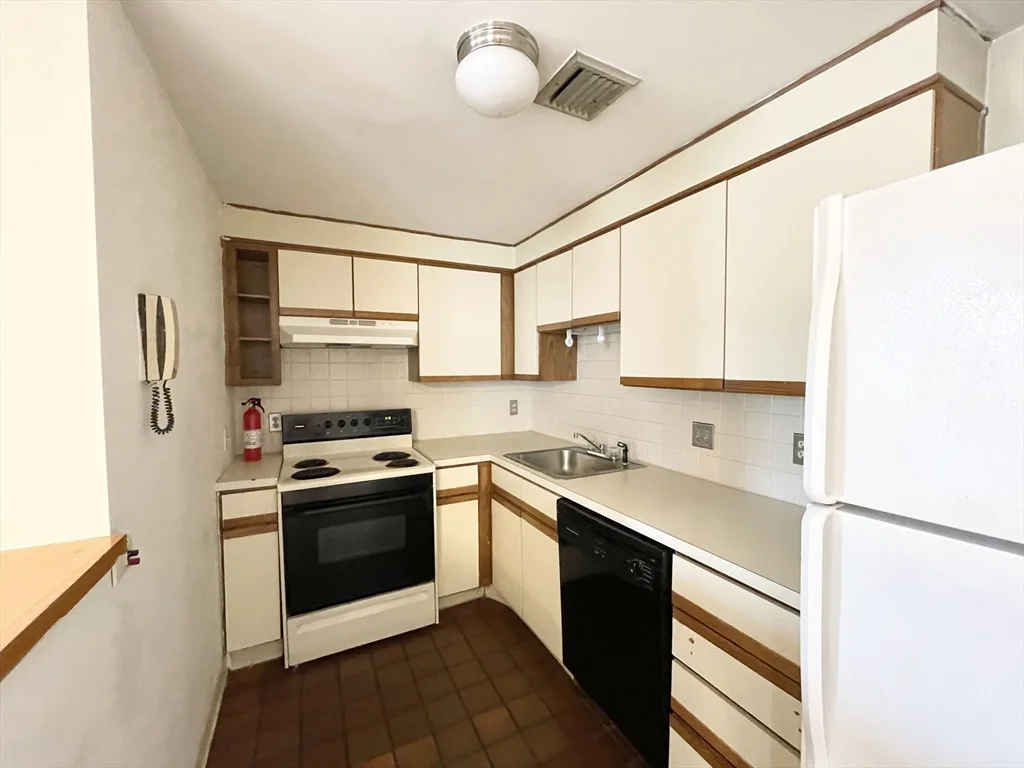 2 bed, 1 bath apartment for rent at 108 Gainsborough Unit 404W, Fenway