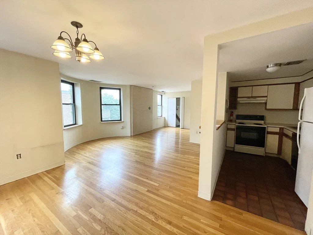 2 bed, 1 bath apartment for rent at 108 Gainsborough Unit 404W, Fenway — photo 3 of 14