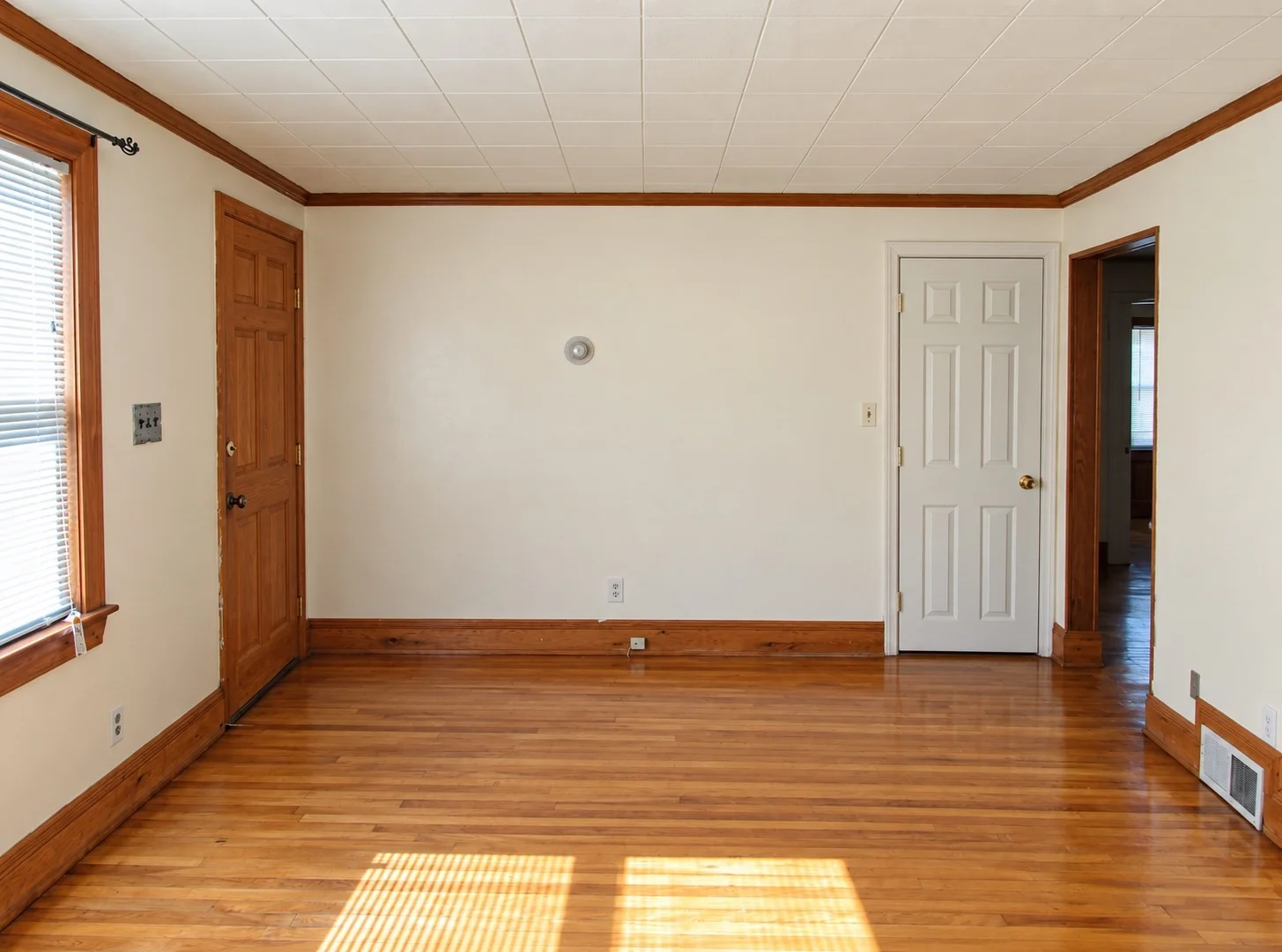 3 bed, 1 bath apartment for rent at 108 Garfield Ave Unit 1, Hyde Park — photo 3 of 12