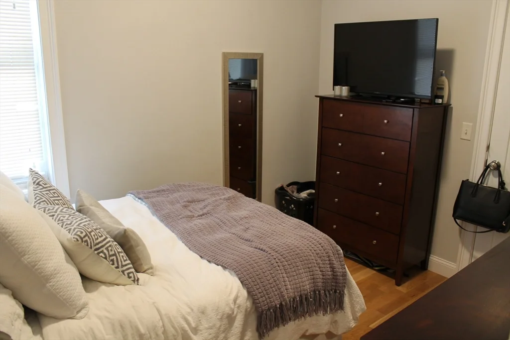 4 bed, 2 bath apartment for rent at 108 Marine Rd Unit 3, South Boston — photo 4 of 8