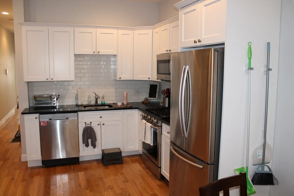 4 bed, 2 bath apartment for rent at 108 Marine Rd Unit 3, South Boston — photo 3 of 8
