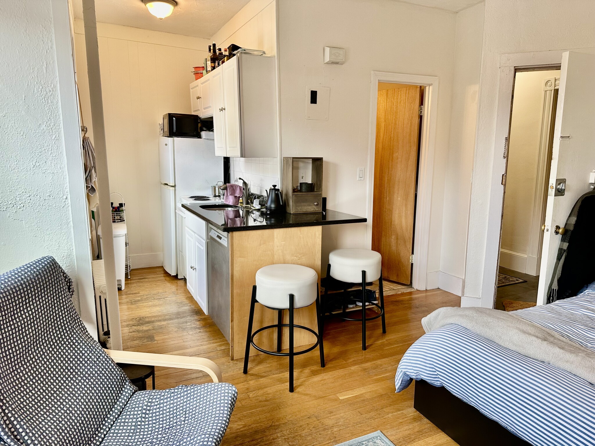 Studio bed, 1 bath apartment for rent at 108 Myrtle St Unit 10F, Beacon Hill — photo 3 of 9