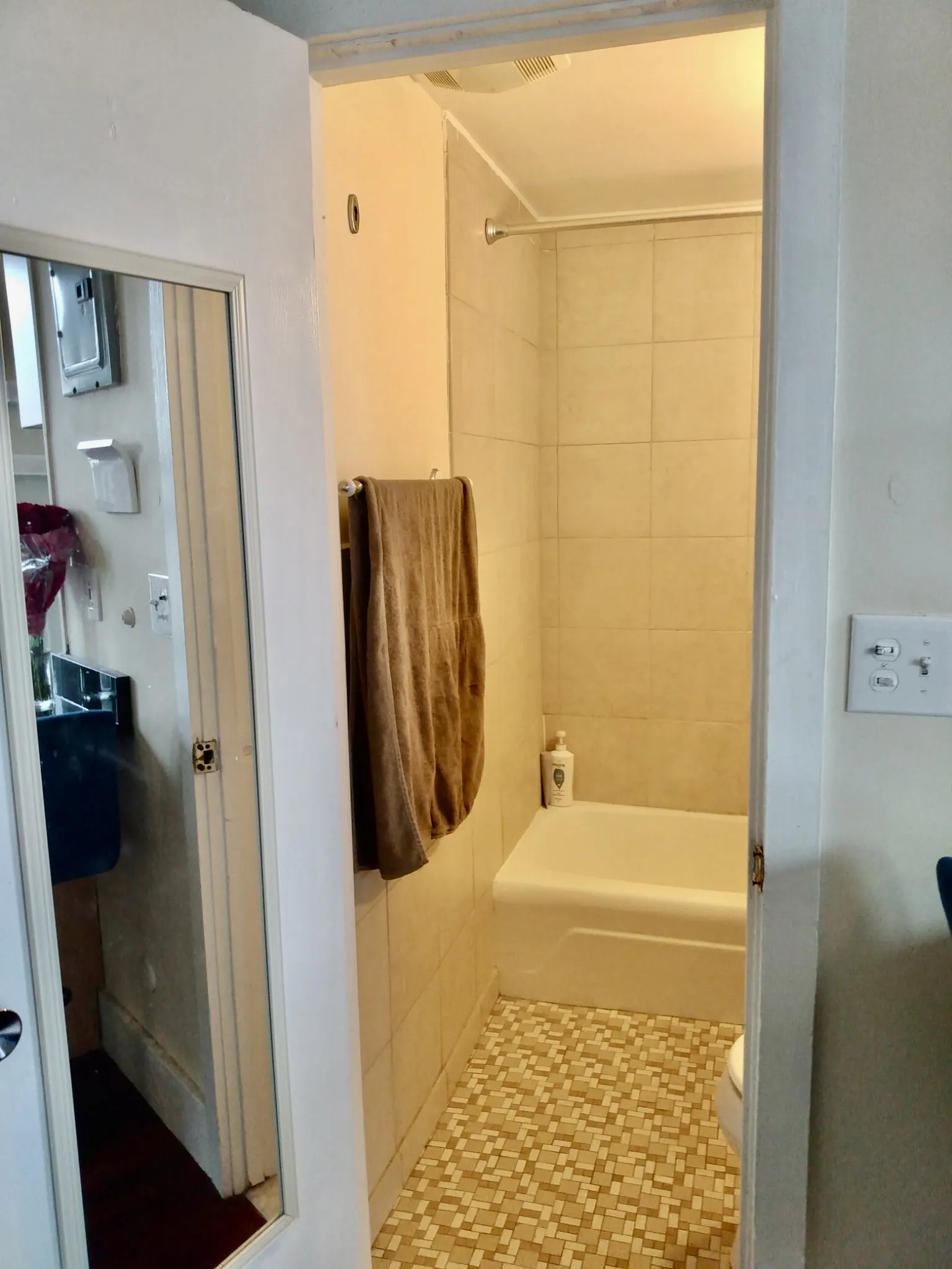 Studio bed, 1 bath apartment for rent at 108 Myrtle St Unit 15, Beacon Hill — photo 10 of 16