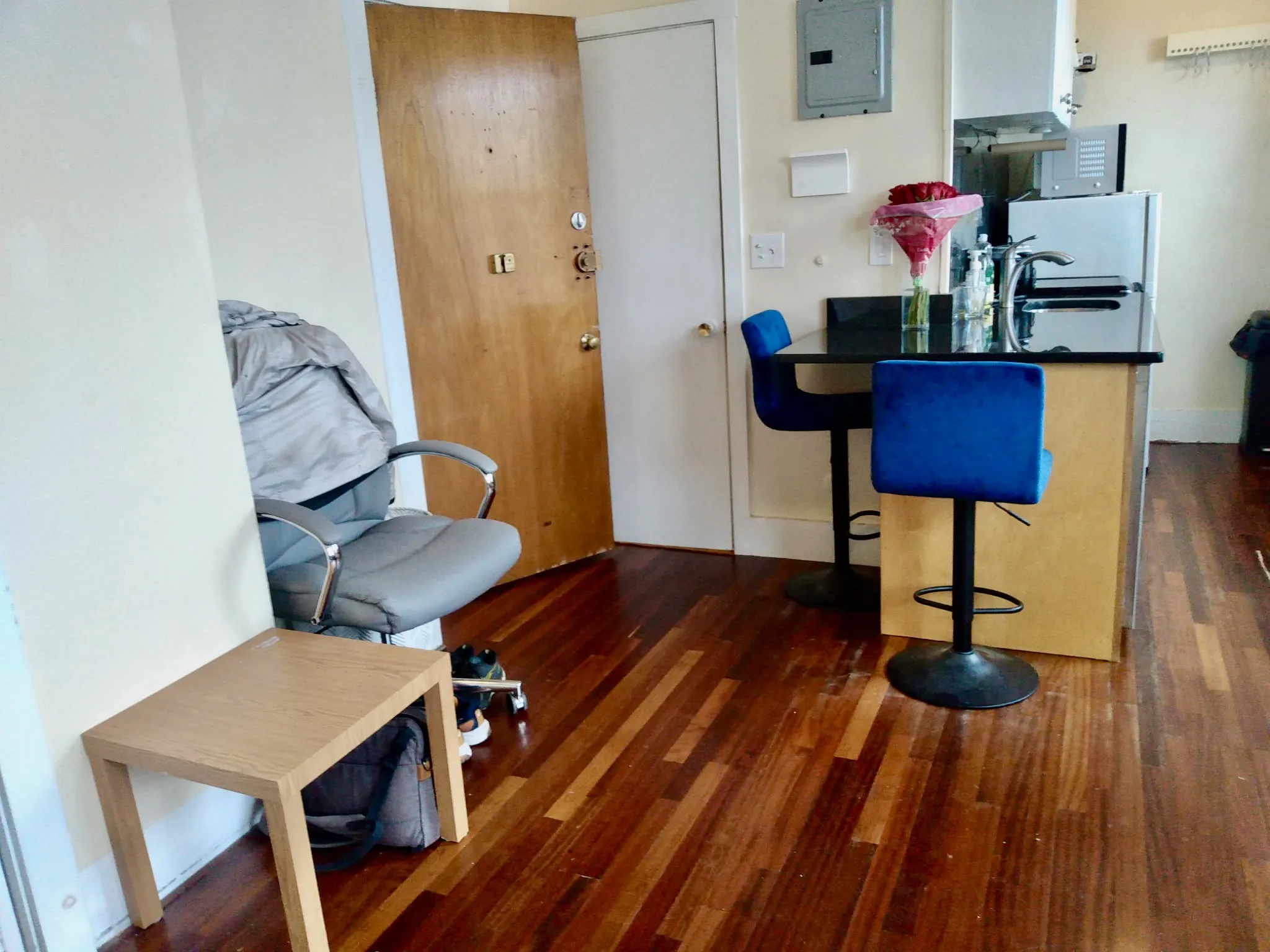 Studio bed, 1 bath apartment for rent at 108 Myrtle St Unit 15, Beacon Hill — photo 3 of 16
