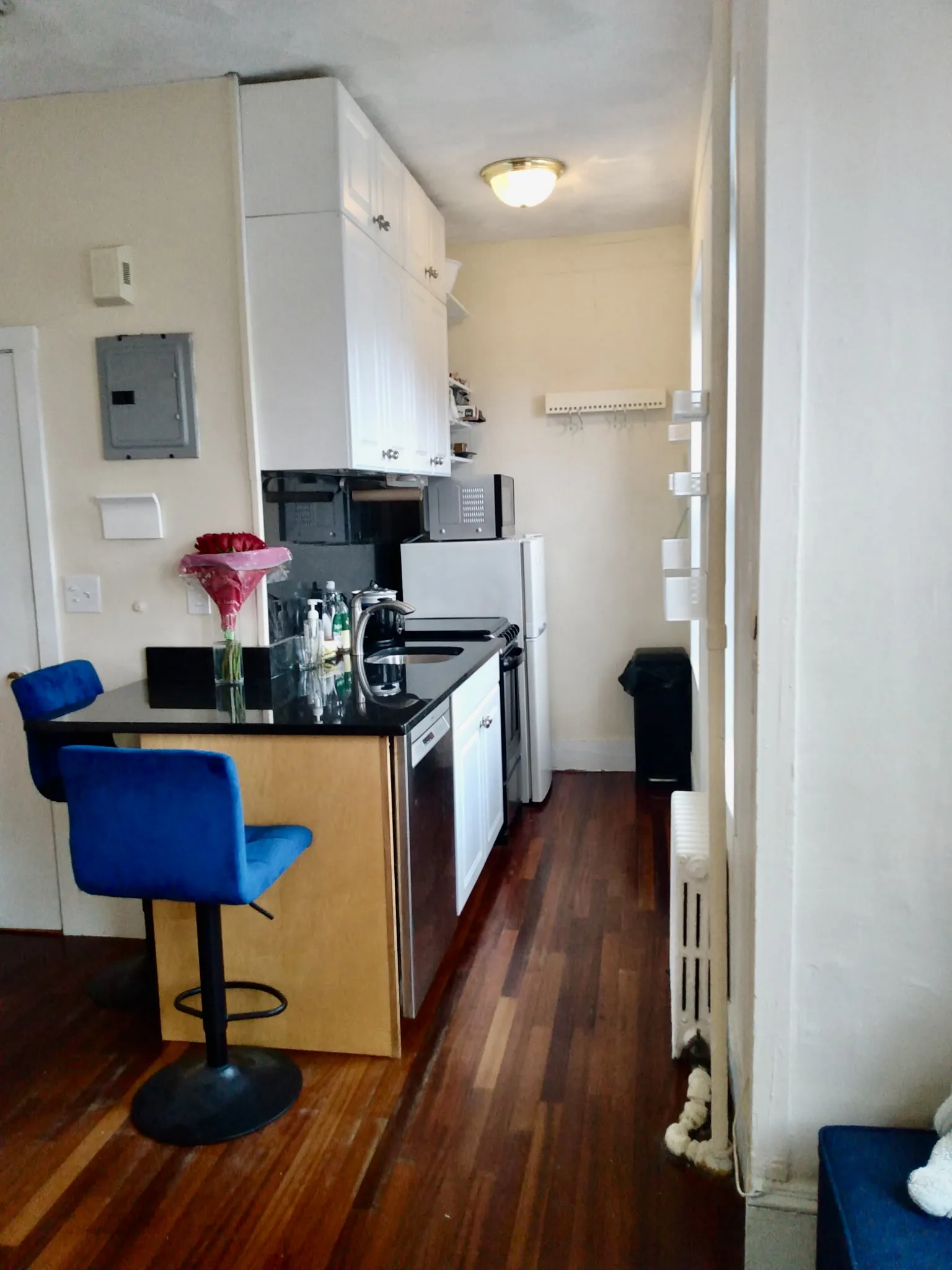 Studio bed, 1 bath apartment for rent at 108 Myrtle St Unit 15, Beacon Hill — photo 2 of 16