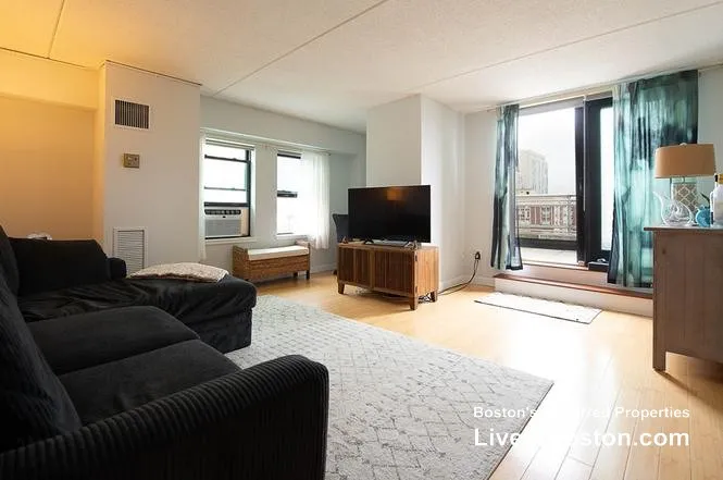 2 bed, 1.5 bath apartment for rent at 108 Peterborough St Unit Phn, Fenway — photo 2 of 17