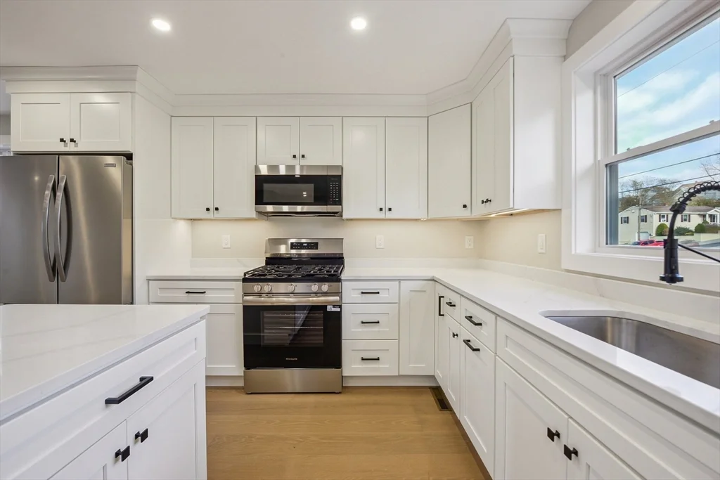 3 bed, 2 bath apartment for rent at 108 Stowe St Unit 110, Fall River — photo 3 of 24