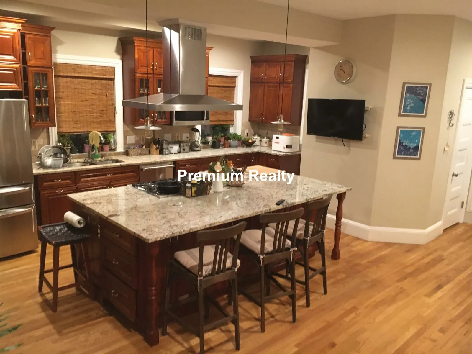 4 bed, 2 bath apartment for rent at 108 Walnut St Unit 108, Nonantum — photo 5 of 8