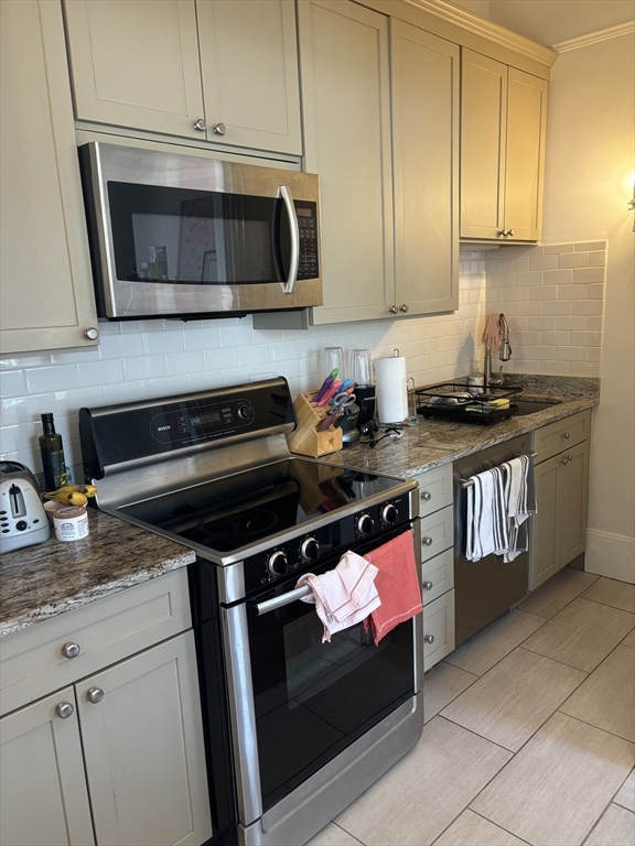 2 bed, 1 bath apartment for rent at 1080 Beacon St Unit 3A, Brookline — photo 3 of 9