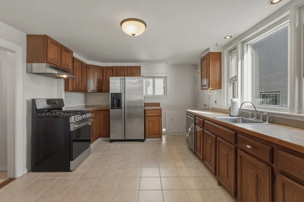 2 bed, 1 bath apartment for rent at 1080 Shirley St Unit 1, Point Shirley