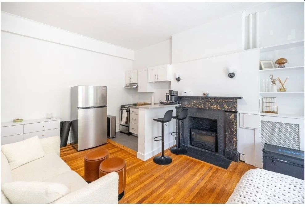 Studio bed, 1 bath apartment for rent at 109 Charles St Unit 1, Beacon Hill — photo 3 of 5
