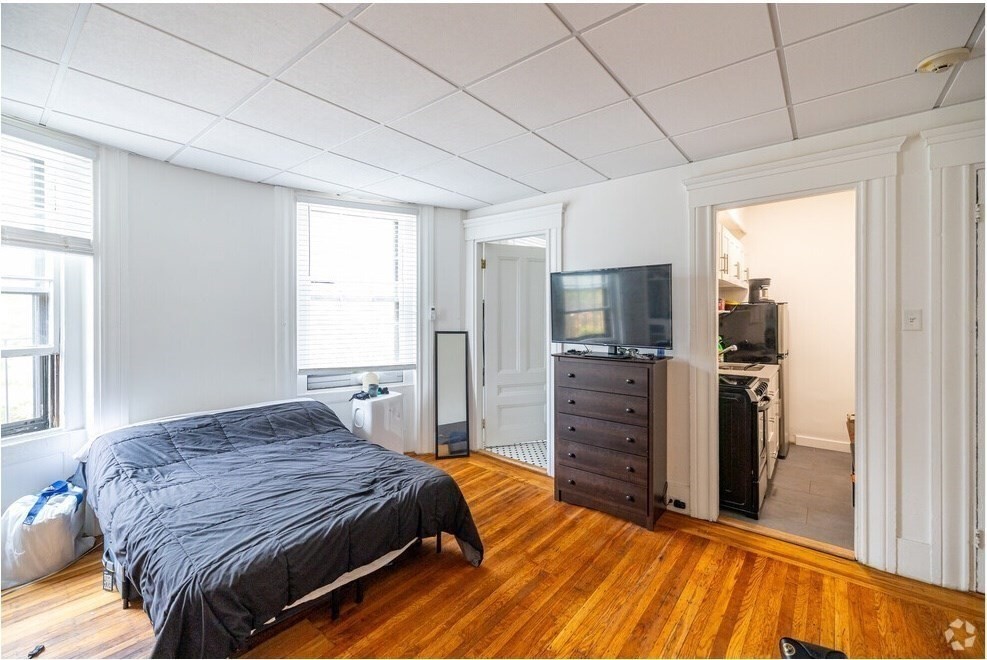Studio bed, 1 bath apartment for rent at 109 Charles St Unit 3, Beacon Hill — photo 2 of 7