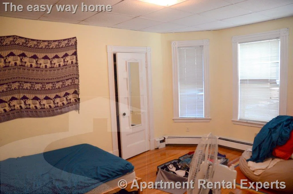 3 bed, 1 bath apartment for rent at 109 College Ave Unit 2, Davis Square — photo 4 of 9
