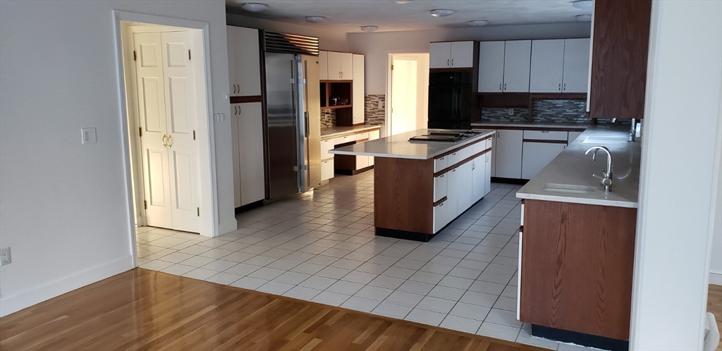 5 bed, 4+ bath apartment for rent at 109 East Emerson Unit 0, Lexington — photo 9 of 17