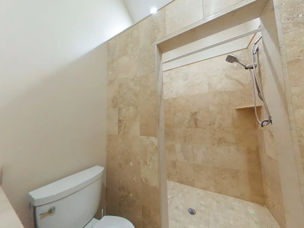 4 bed, 3 bath apartment for rent at 109 Farwell St Unit 109, Nonantum — photo 8 of 20