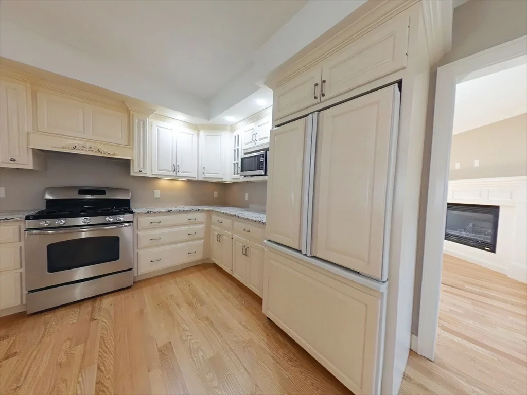 4 bed, 3 bath apartment for rent at 109 Farwell St Unit 109, Nonantum — photo 2 of 20