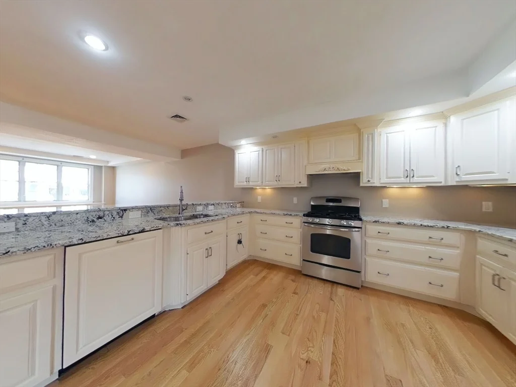 4 bed, 3 bath apartment for rent at 109 Farwell St Unit 109, Nonantum — photo 1 of 20