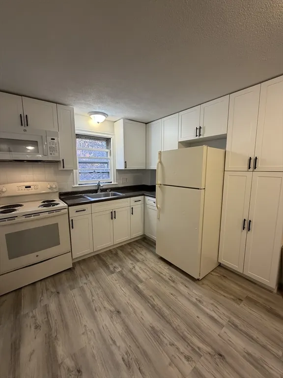 1 bed, 1 bath apartment for rent at 109 Trapelo Unit 4, Waltham — photo 2 of 13