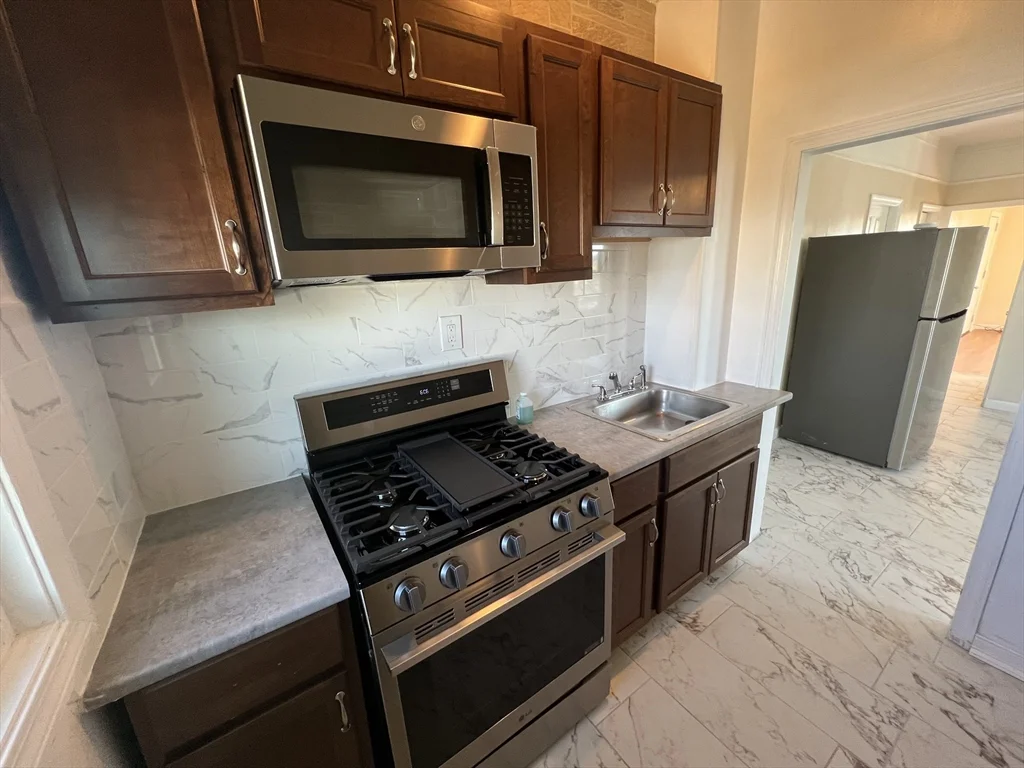 3 bed, 1 bath apartment for rent at 109 Walker St Unit 2, Fall River — photo 4 of 14