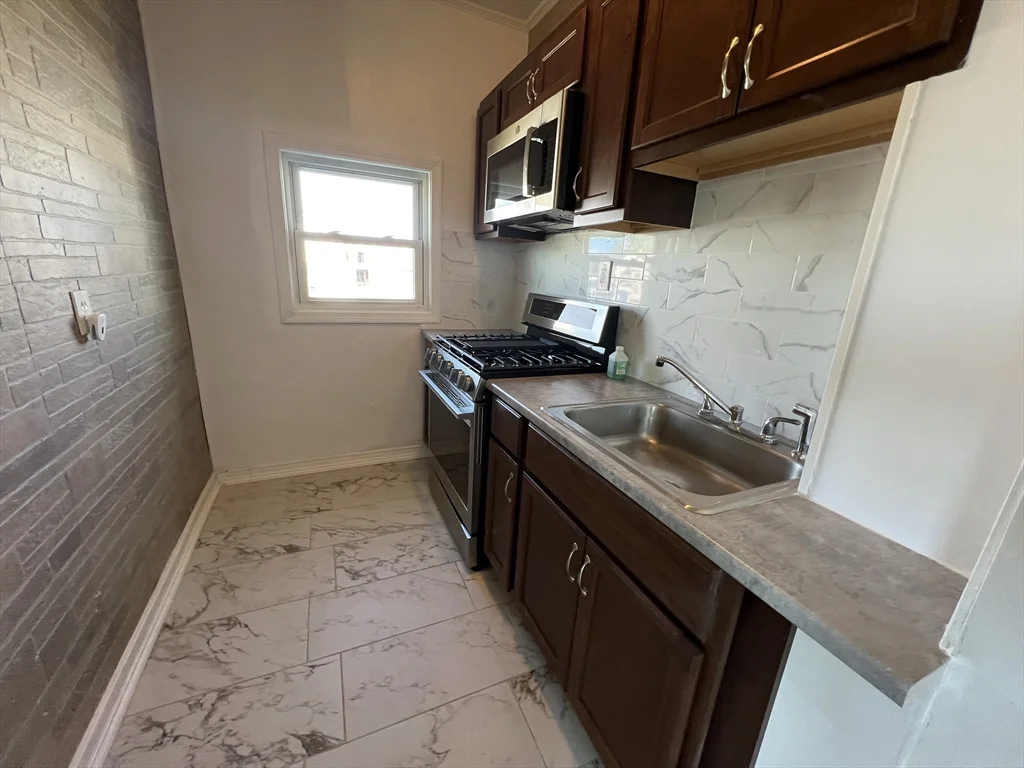 3 bed, 1 bath apartment for rent at 109 Walker St Unit 2, Fall River — photo 3 of 14