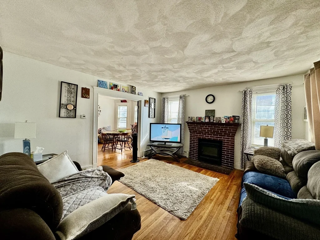 2 bed, 1 bath apartment for rent at 109 Waterston Ave Unit 1, Quincy — photo 4 of 14