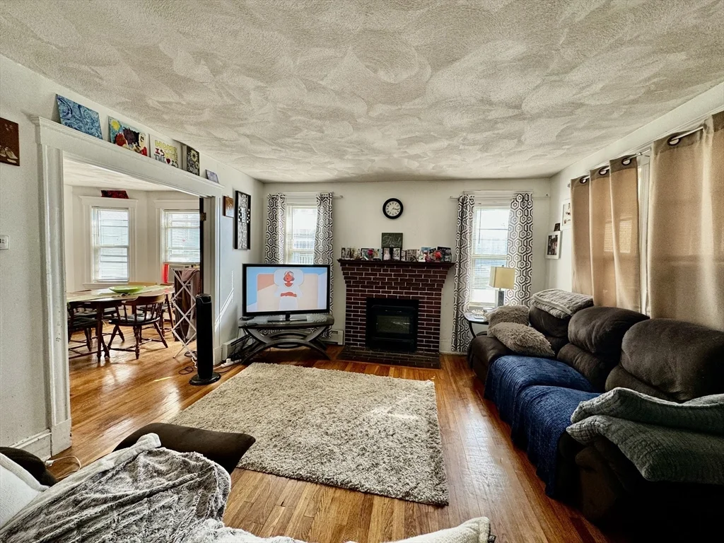 2 bed, 1 bath apartment for rent at 109 Waterston Ave Unit 1, Quincy — photo 3 of 14