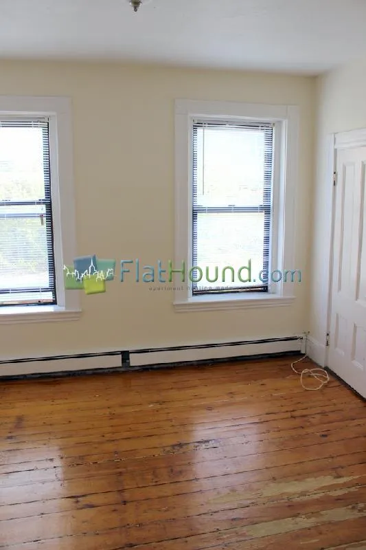 3 bed, 1 bath apartment for rent at 109 Windsor St Unit 4, The Port — photo 6 of 12