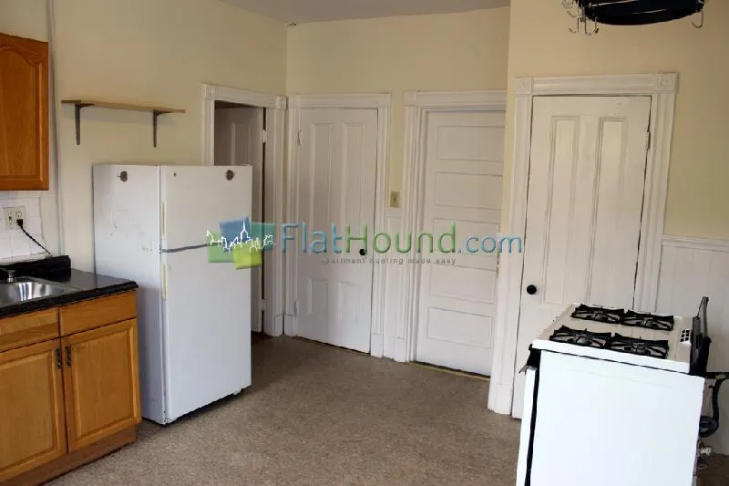 3 bed, 1 bath apartment for rent at 109 Windsor St Unit 4, The Port — photo 3 of 12