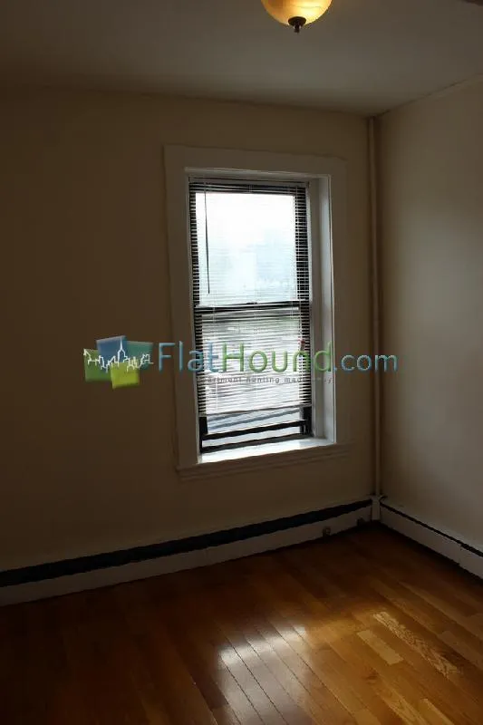 3 bed, 1 bath apartment for rent at 109 Windsor St Unit 4, The Port — photo 7 of 12