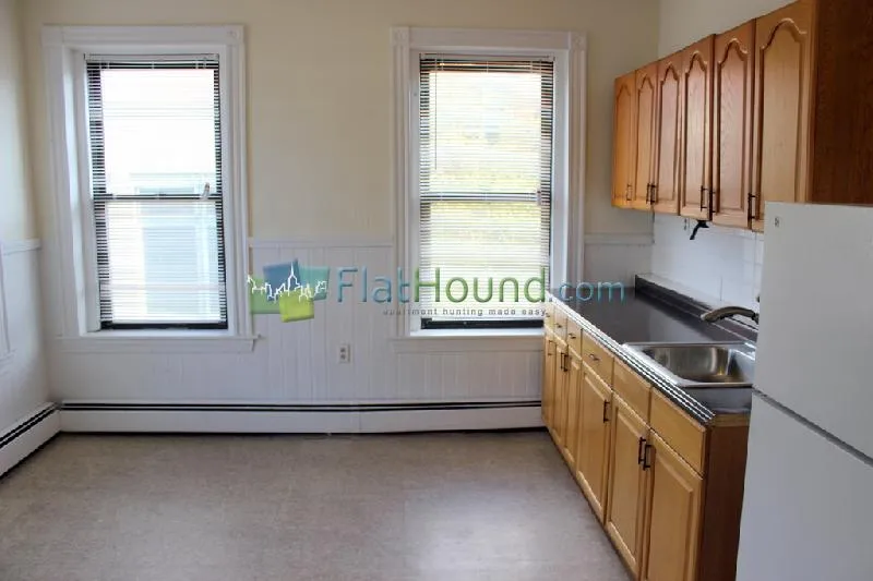3 bed, 1 bath apartment for rent at 109 Windsor St Unit 4, The Port — photo 2 of 12