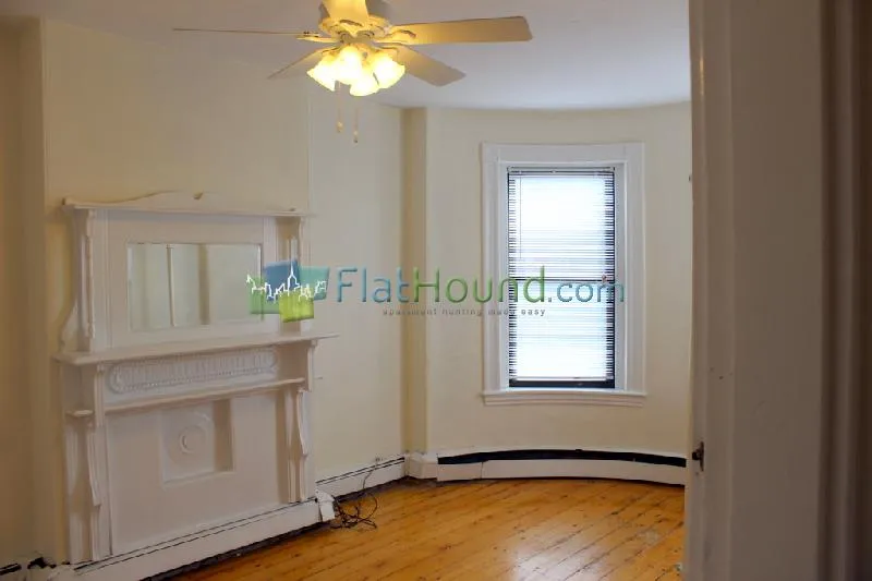 3 bed, 1 bath apartment for rent at 109 Windsor St Unit 4, The Port — photo 5 of 12
