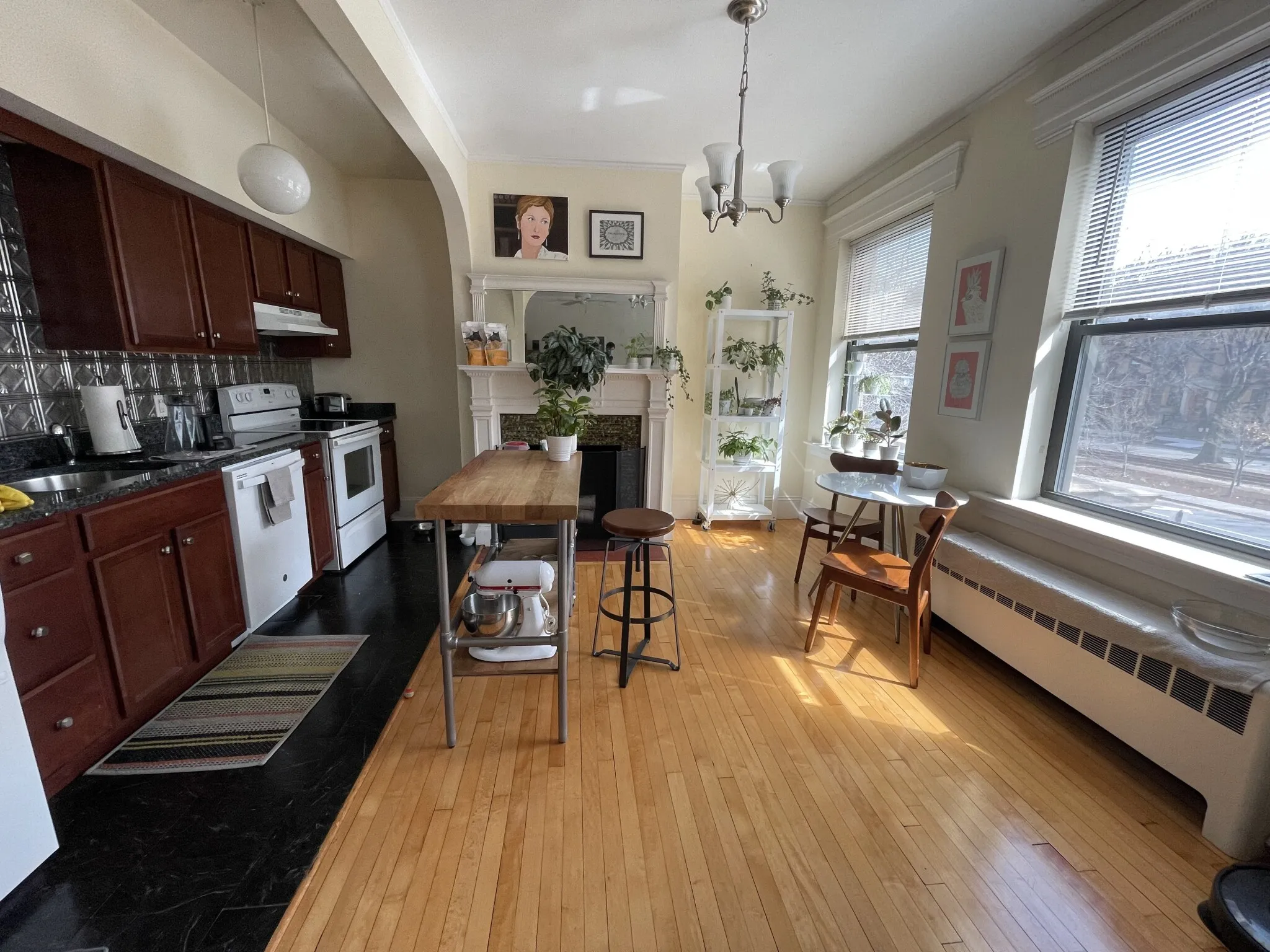 2 bed, 1 bath apartment for rent at 1090 Beacon St Unit 2A, Brookline — photo 3 of 12