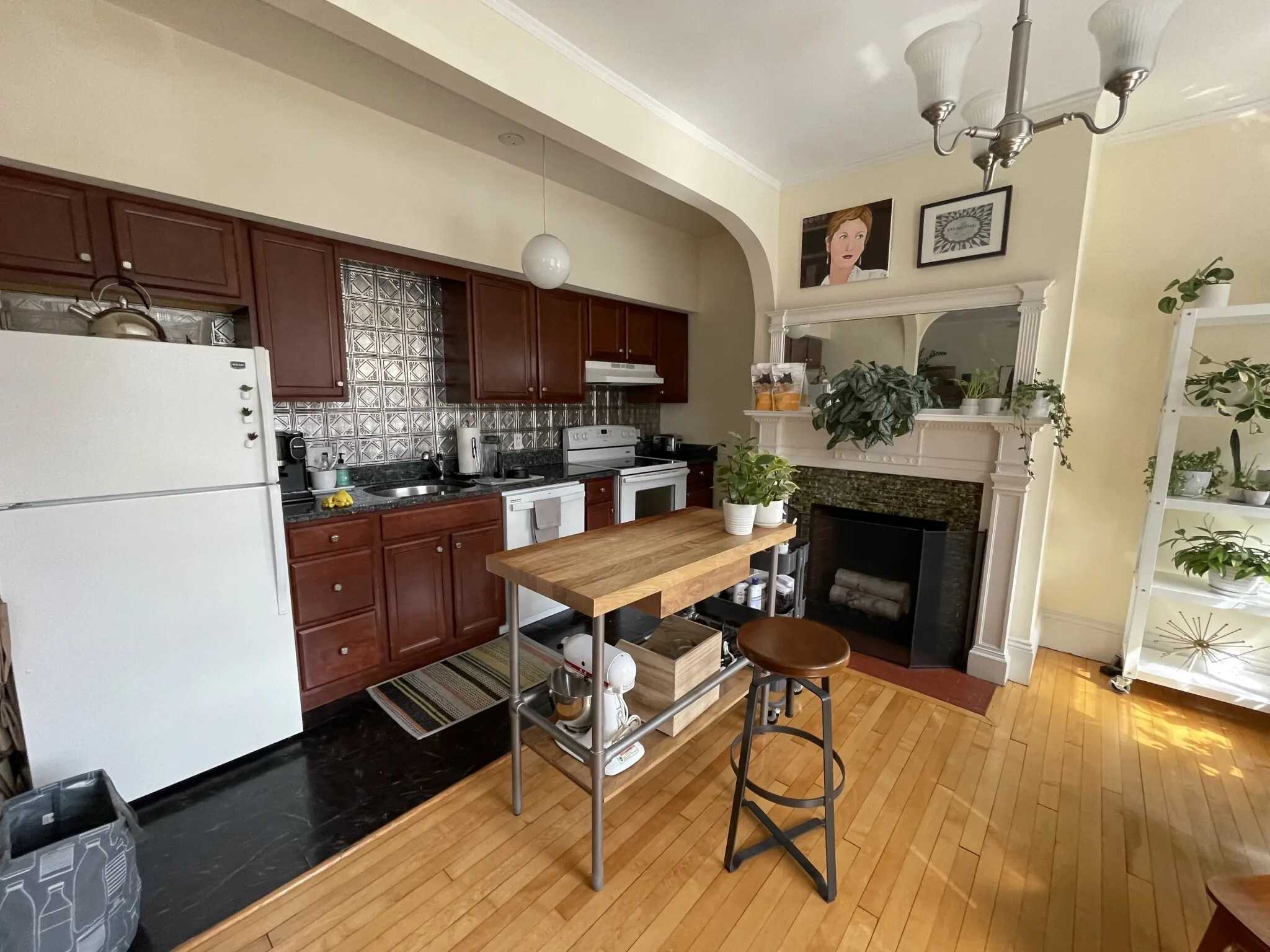2 bed, 1 bath apartment for rent at 1090 Beacon St Unit 2A, Brookline — photo 4 of 12