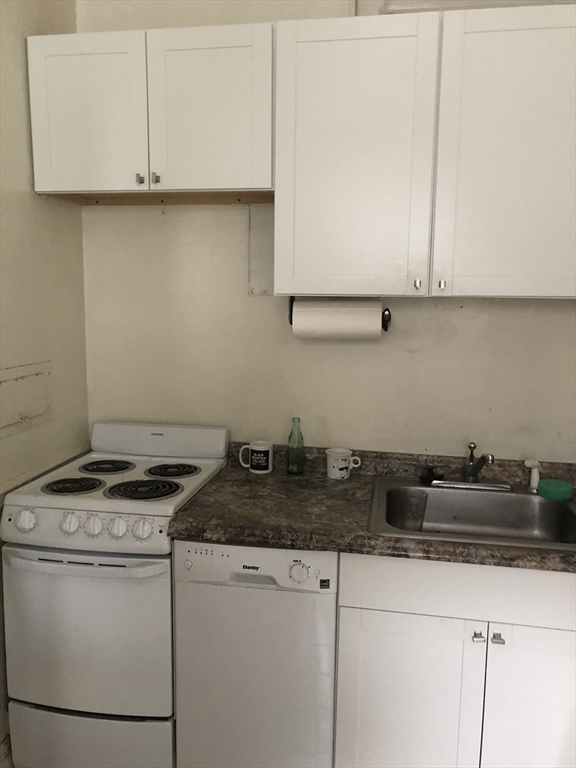 Studio bed, 1 bath apartment for rent at 1091 Boylston St Unit 4, Fenway — photo 1 of 5
