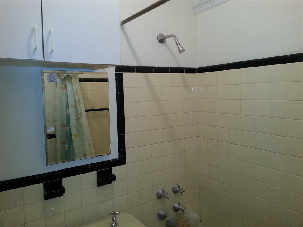Studio bed, 1 bath apartment for rent at 1091 Boylston St Unit 4, Fenway — photo 3 of 5