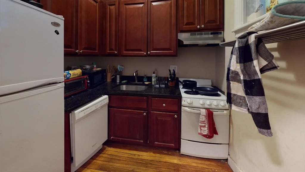 2 bed, 1 bath apartment for rent at 1091 Boylston Unit 9, Fenway — photo 3 of 8
