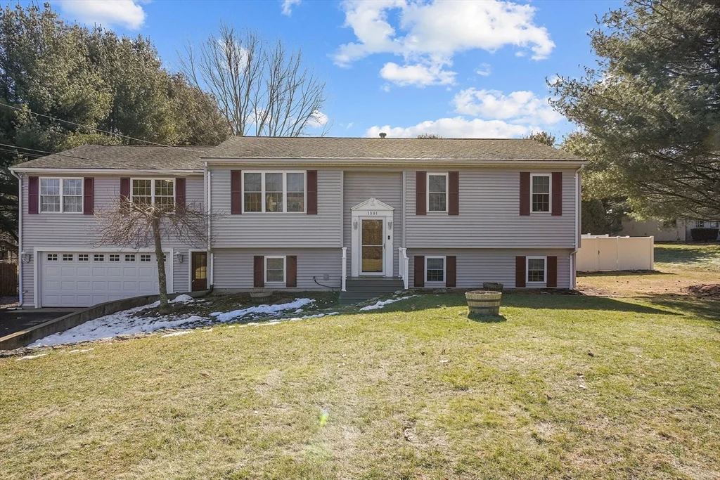 2 bed, 1 bath apartment for rent at 1091 Taunton Ave, Seekonk — photo 1 of 25