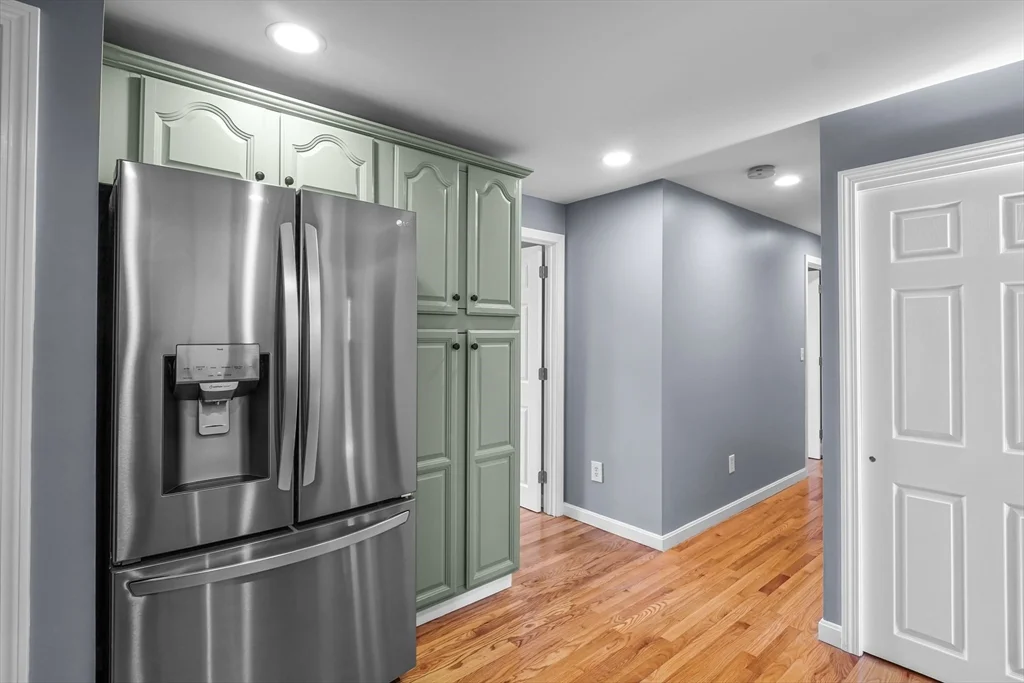 2 bed, 1 bath apartment for rent at 1091 Taunton Ave, Seekonk — photo 4 of 25