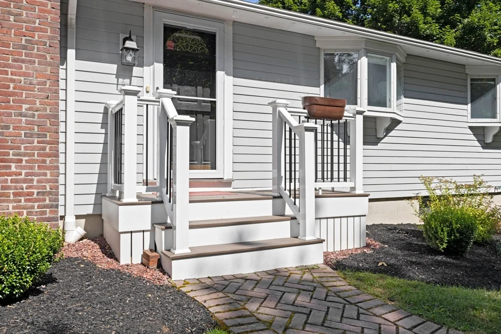 3 bed, 1 bath apartment for rent at 1093 Main St, Norwell — photo 2 of 28