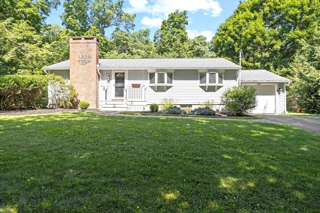 3 bed, 1 bath apartment for rent at 1093 Main St, Norwell — photo 1 of 28