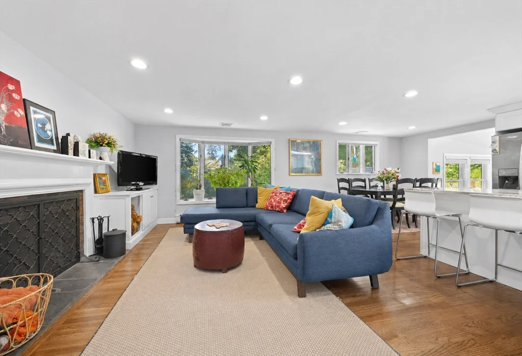 3 bed, 1 bath apartment for rent at 1093 Main St, Norwell — photo 4 of 28