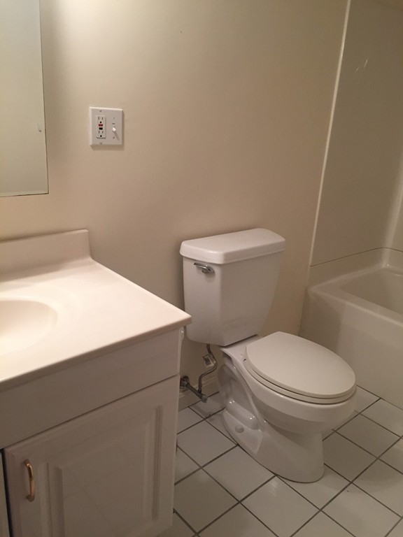 4 bed, 3 bath apartment for rent at 1094 Centre St, Newton — photo 17 of 36