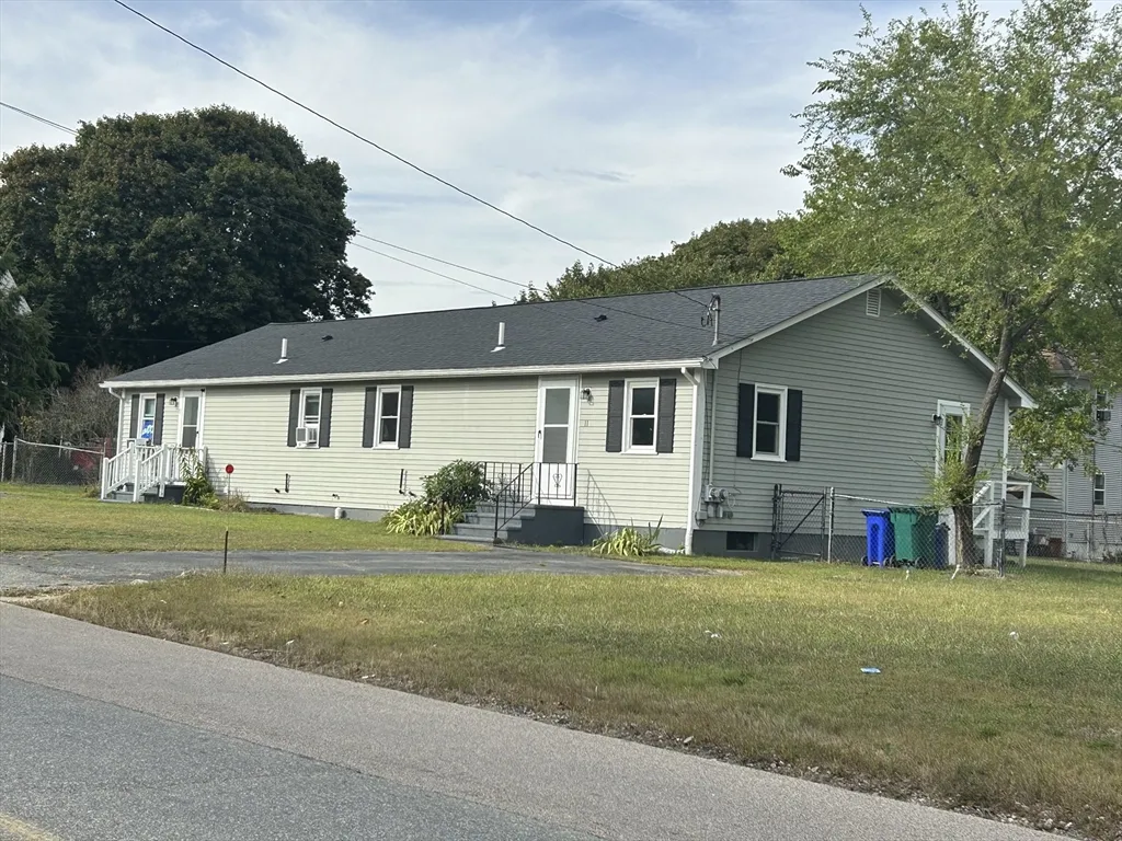 2 bed, 1 bath apartment for rent at 11-13 West Carpenter St Unit 13, Attleboro