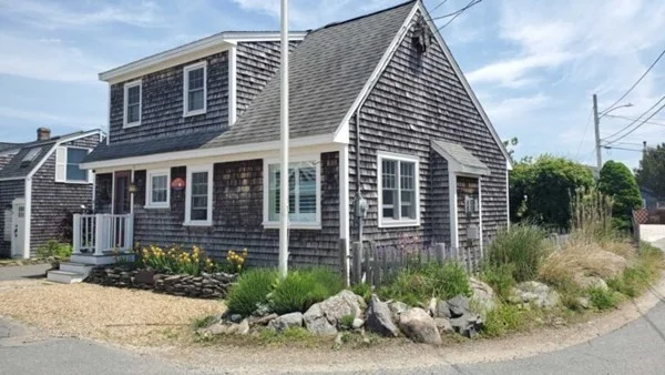 2 bed, 1 bath apartment for rent at 11 78th Unit WINTER, Plum Island — photo 1 of 20