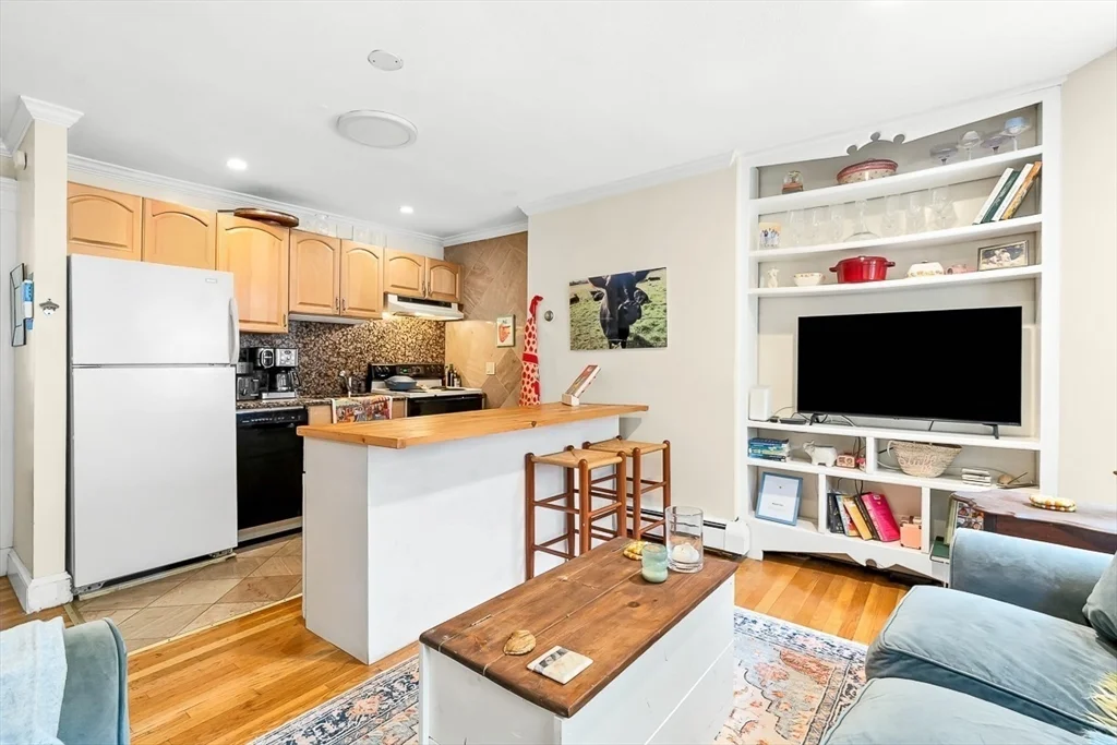 1 bed, 1 bath apartment for rent at 11-A Hanson St Unit G, South End — photo 2 of 11